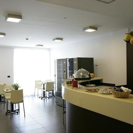 Hotel Sporting Помеція Ресторан фото