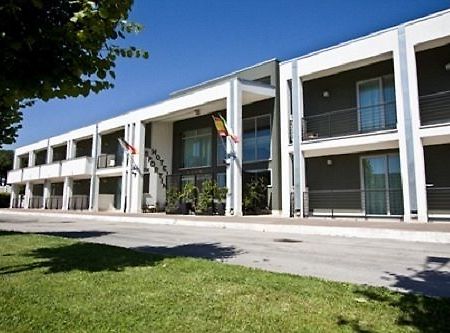 Hotel Sporting Помеція Екстер'єр фото