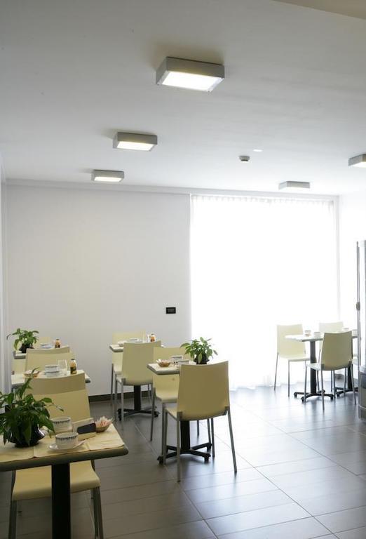Hotel Sporting Помеція Екстер'єр фото