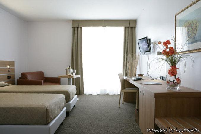 Hotel Sporting Помеція Номер фото