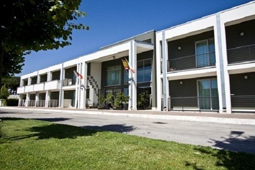 Hotel Sporting Помеція Екстер'єр фото