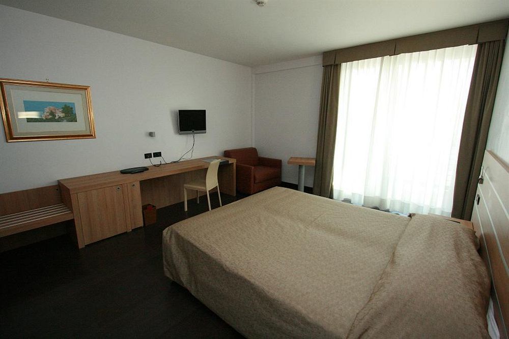 Hotel Sporting Помеція Екстер'єр фото